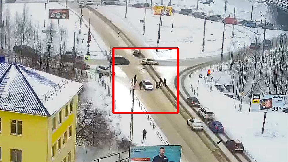 В Петрозаводске разыскивают водителя, въехавшего в толпу пешеходов (ВИДЕО)