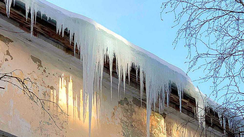 Коммунальщики в Карелии с помощью прокуратуры убрали лед и снег с крыш домов