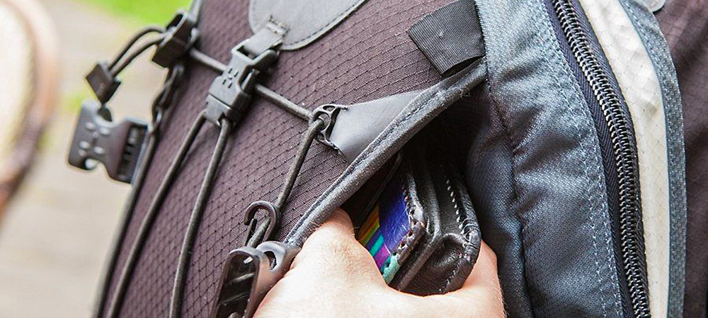 Житель Петрозаводска украл детский рюкзак с телефоном 
