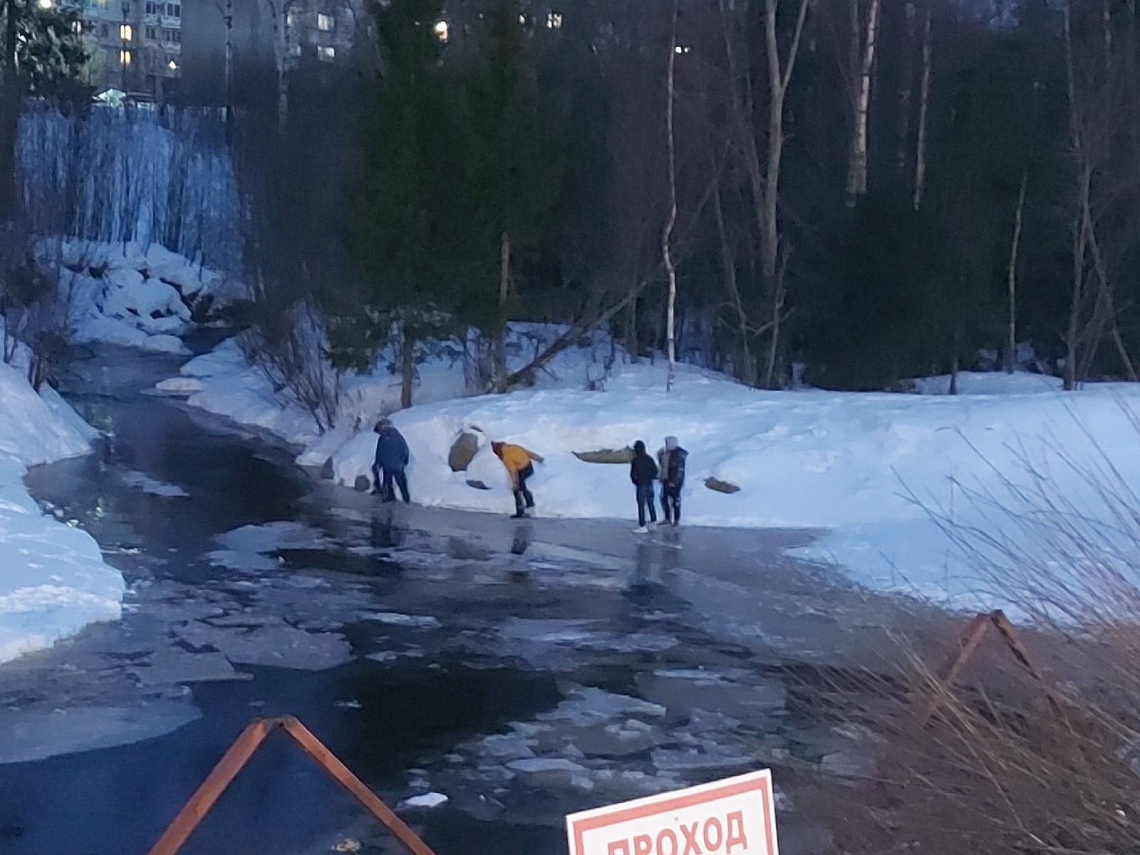 Дети устроили опасные игры на льду реки в Петрозаводске