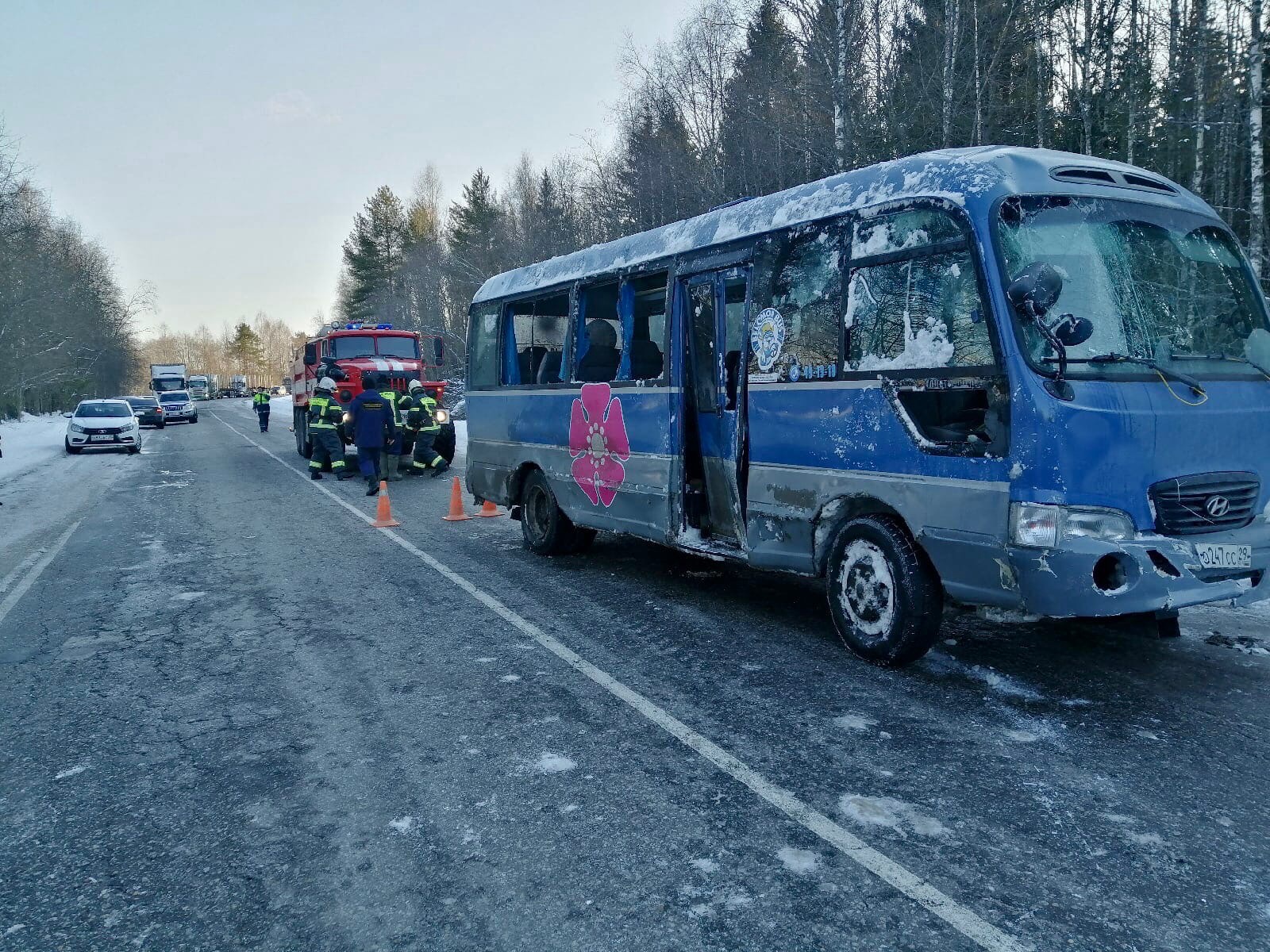 Появились фото с места ДТП в Карелии, где автобус с детьми улетел в кювет