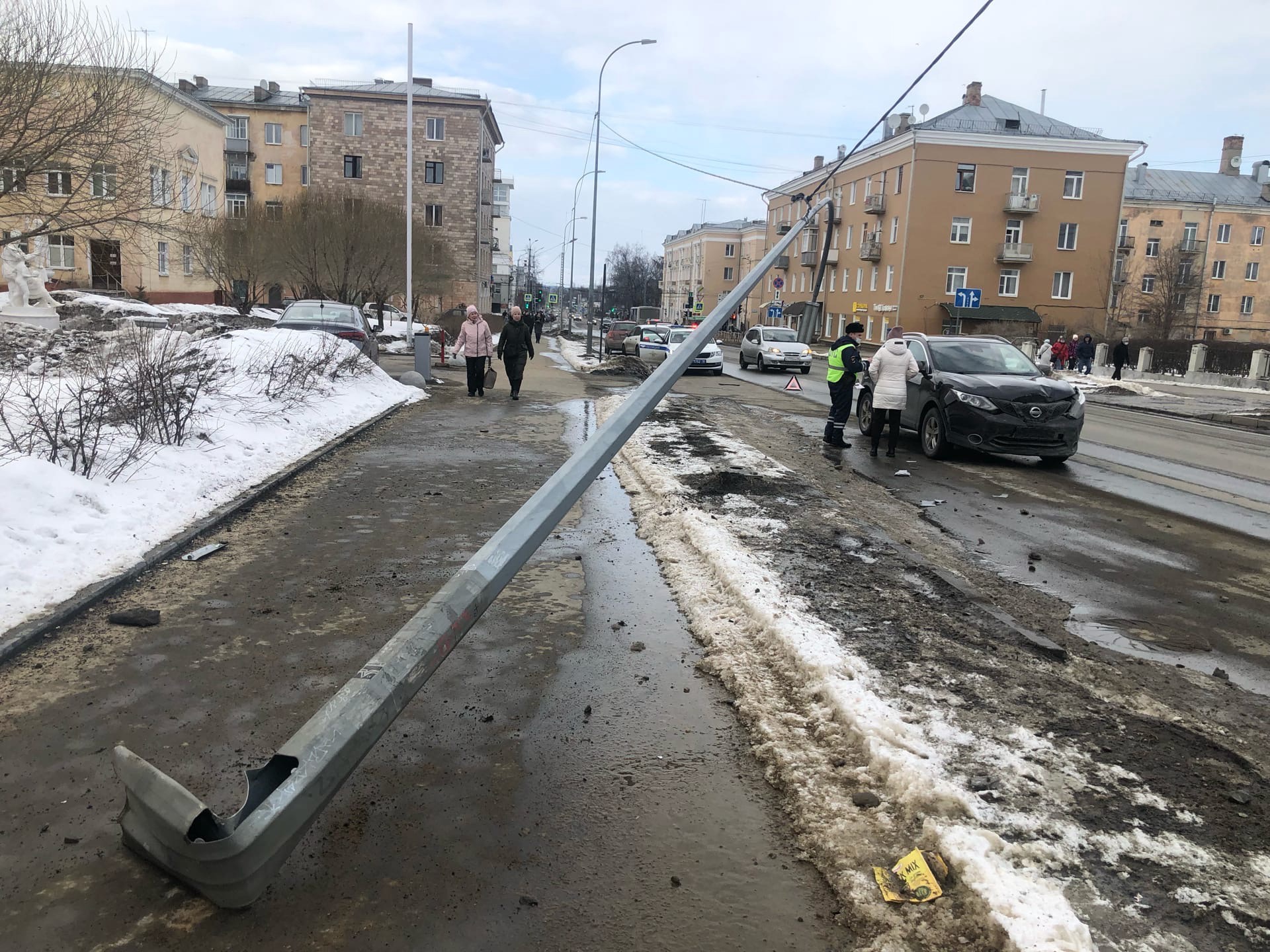 Столб повис на проводах над дорогой после жесткого ДТП в центре Петрозаводска (ВИДЕО)