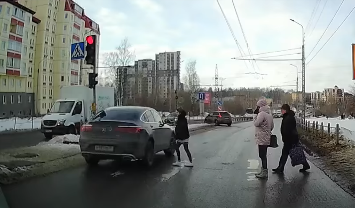 В Петрозаводске инспекторы установили водителя «Мерседеса», который едва не сбил пешехода