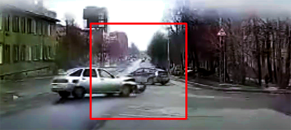 Непонятный маневр водителя привел к жесткому ДТП на перекрестке в Петрозаводске (ВИДЕО)