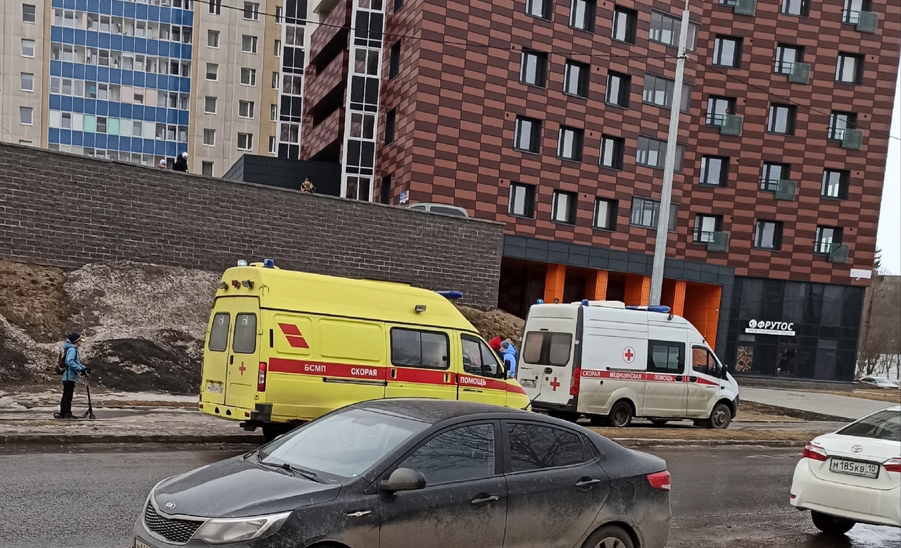 Прохожий рухнул на тротуар в Петрозаводске и две «скорые» не смогли его спасти (ВИДЕО)