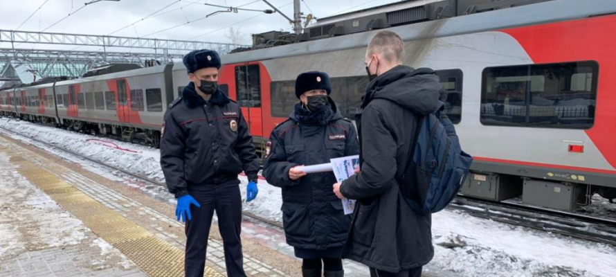 Пассажир воспользовался сном соседа по купе и вышел на станции в Карелии с дорогим телефоном