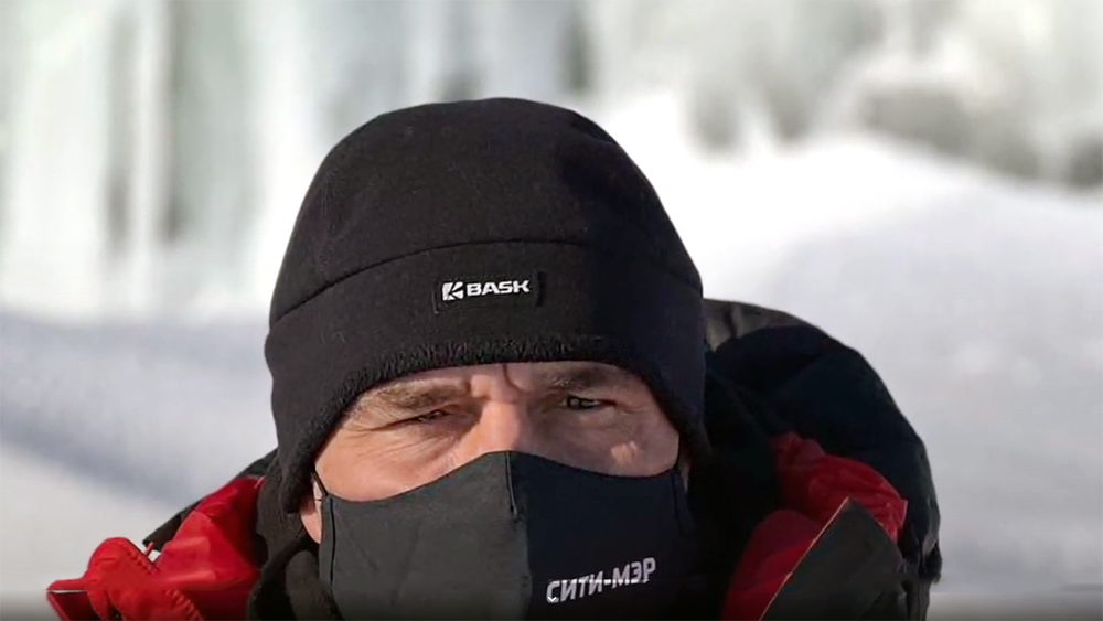 Глава Петрозаводска показал, как завершил зимний спортивный сезон на острове (ВИДЕО)