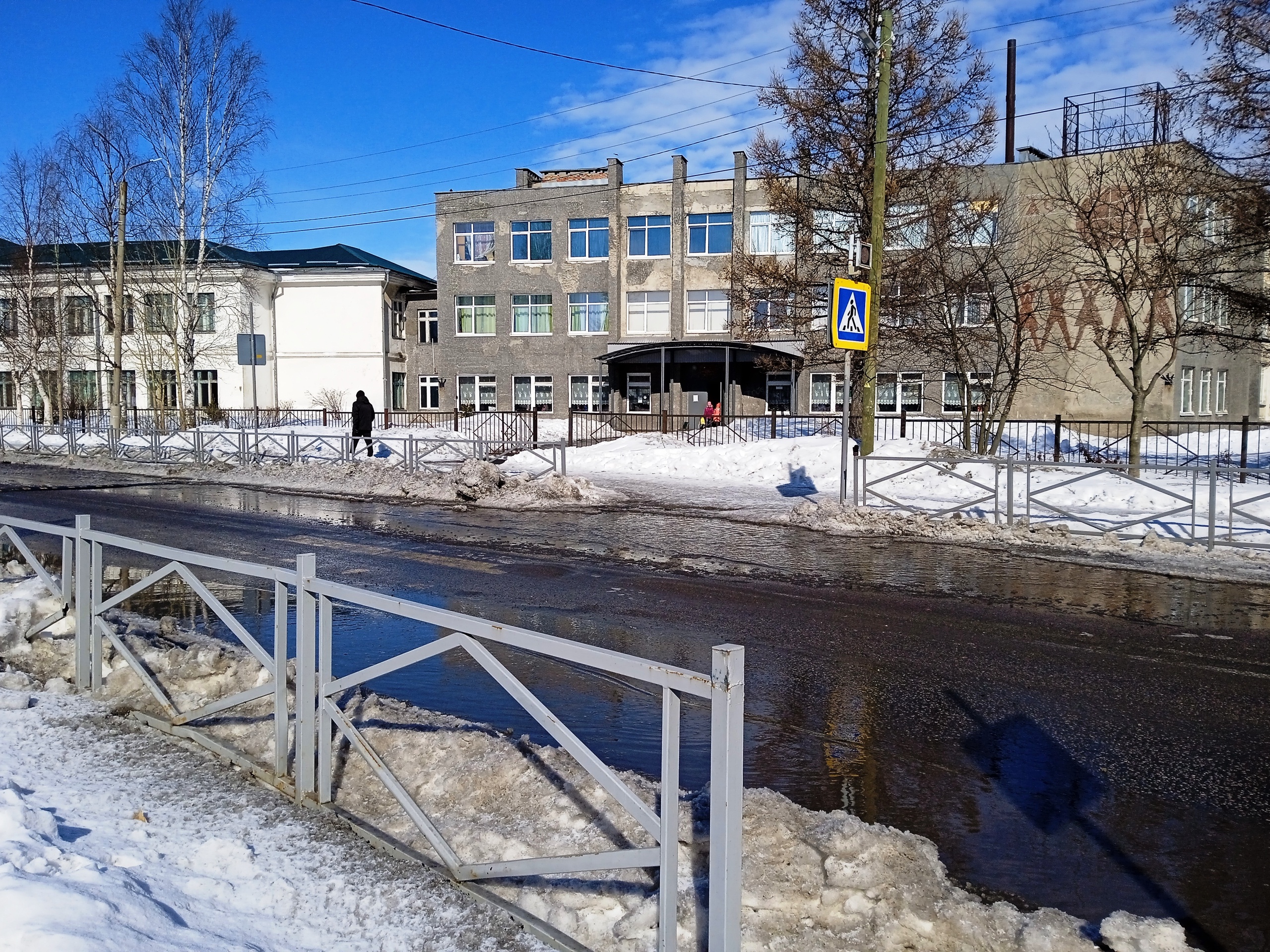 Жители города на севере Карелии жалуются на весенний потоп (ФОТО)
