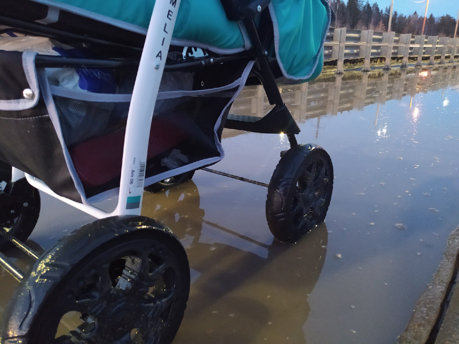 Тротуары в Петрозаводске превратились в полосу препятствий для мам с колясками (ВИДЕО)