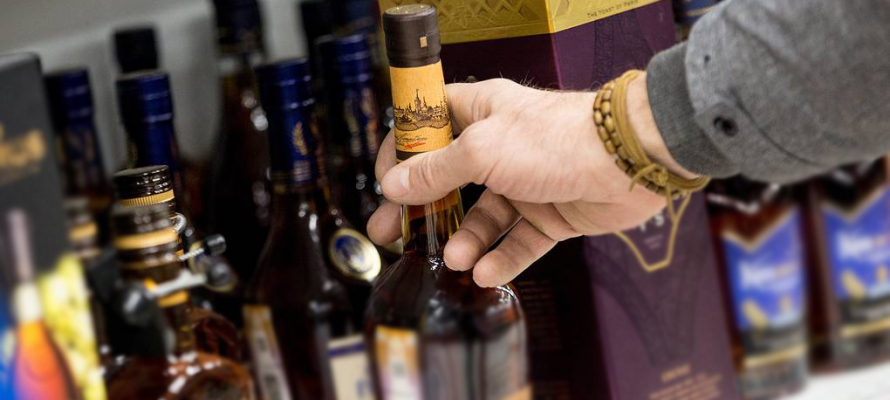 Две бутылки итальянского вермута привлекли двух молодых людей в гипермаркете Петрозаводска