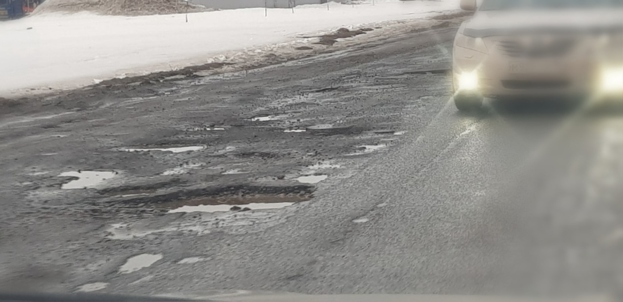 «Пробитые шины и мятые диски»: водителей Петрозаводска предупреждают об опасности (ФОТО)