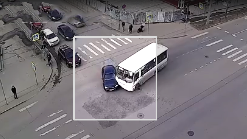 Маршрутка протаранила легковушку в самом центре Петрозаводска (ВИДЕО)