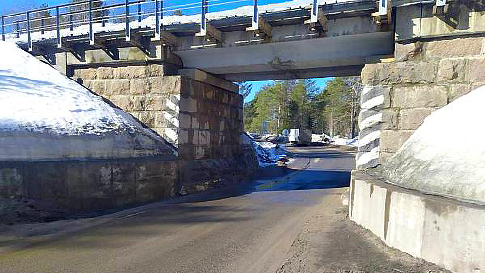 Снежные завалы убрали под мостом на трассе в Карелии после вмешательства Госкомитета