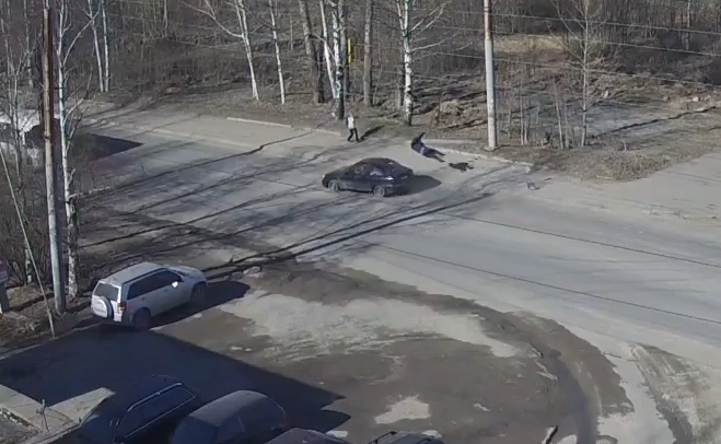 Пешехода в Петрозаводске от удара автомобилем отбросило на тротуар (ВИДЕО)