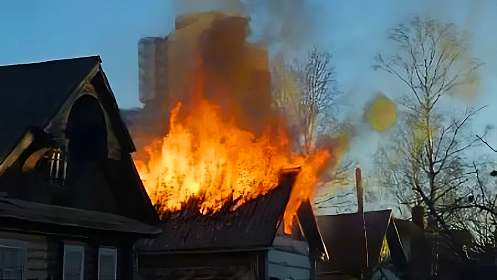 В Петрозаводске вспыхнул деревянный дом (ВИДЕО)