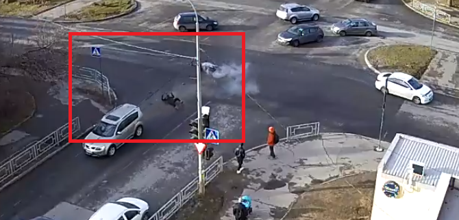 Мотоциклист «взлетел» на крышу автомобиля после жесткого ДТП в Петрозаводске (ВИДЕО)