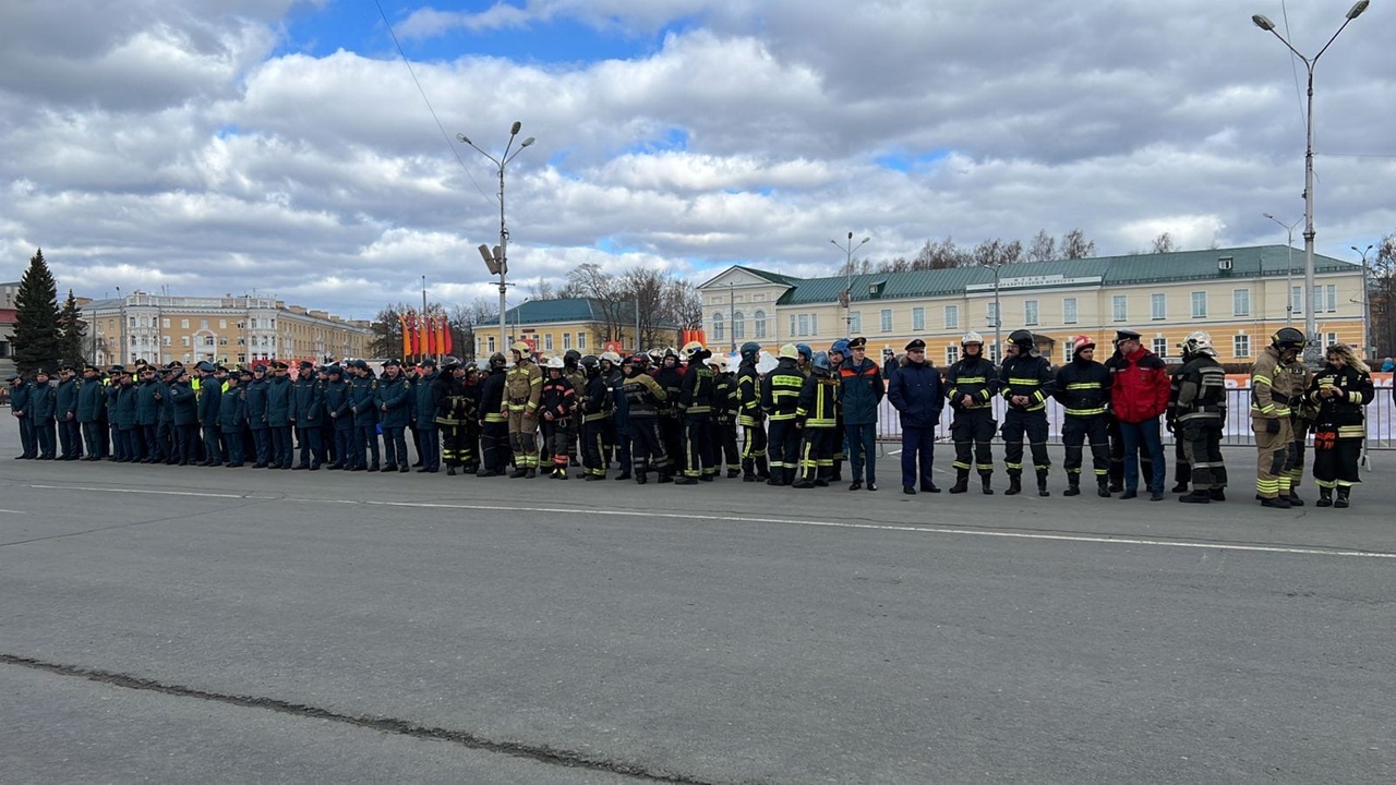 Глава Петрозаводска поздравил пожарных с профессиональным праздником