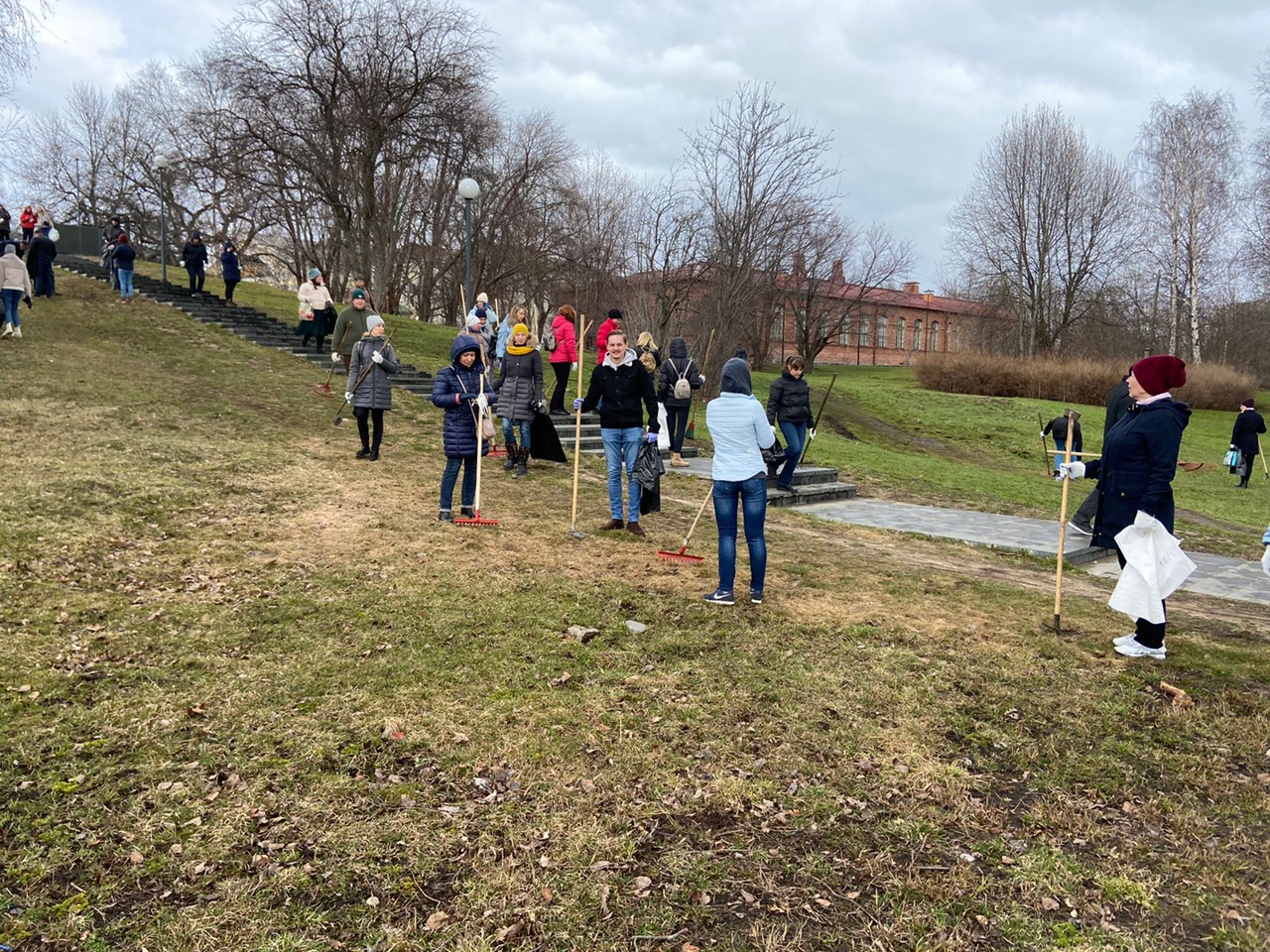 Более 150 человек провели субботник в центре Петрозаводска (ФОТО) | СТОЛИЦА  на Онего