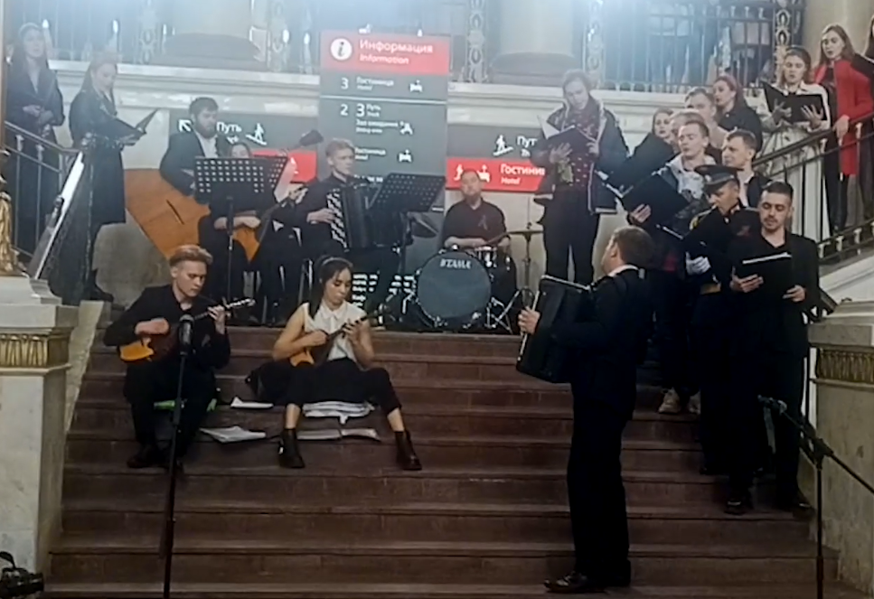 Песни о войне спели на железнодорожном вокзале в Петрозаводске (ВИДЕО)