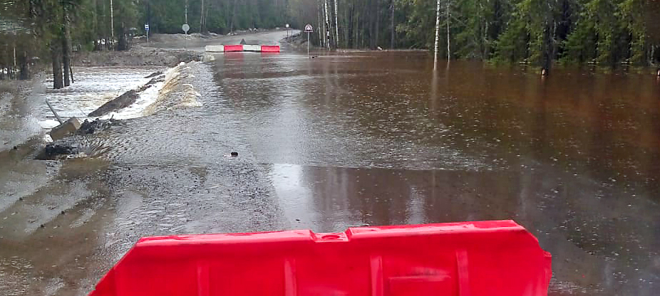 СРОЧНО: Дорогу к дачным поселкам под Петрозаводском закрыли из-за потопа
