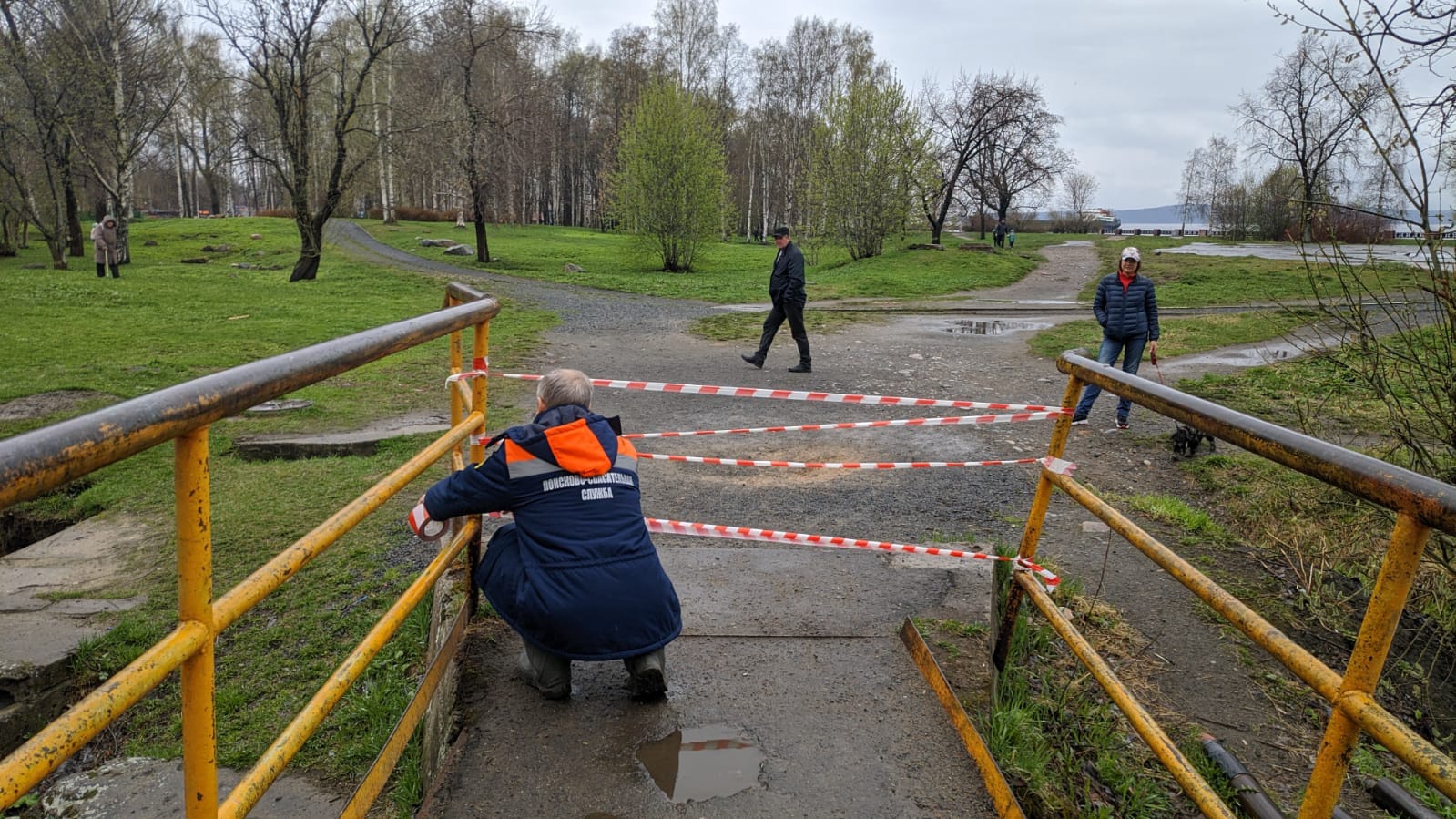 В Петрозаводске закрыли еще один опасный пешеходный мост