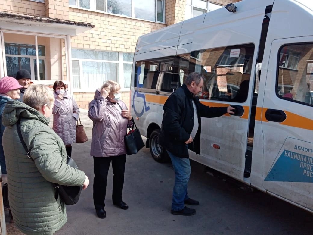 Пенсионеров из поселков Карелии, куда не ходят автобусы, доставили к врачам мобильные бригады