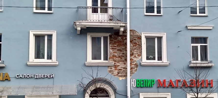 Красивый обновленный фасад здания на главном проспекте Петрозаводска приходит в упадок (ФОТО)