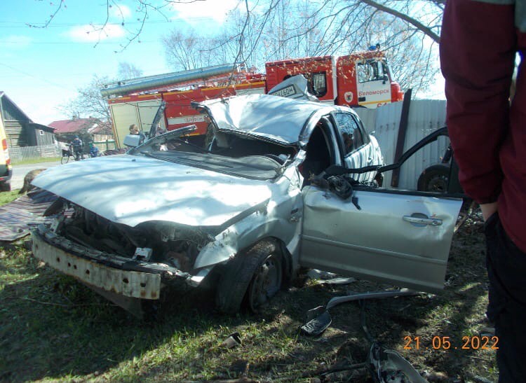 Автомобиль в Карелии протаранил забор - двое пострадавших