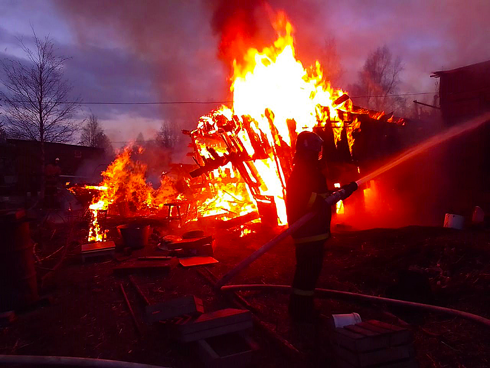 Сараи сгорели ночью в райцентре на севере Карелии (ФОТО)