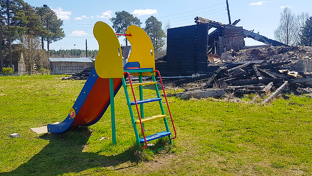 Детская площадка с видом на пепелище ждет детей в деревне Карелии (ФОТО)