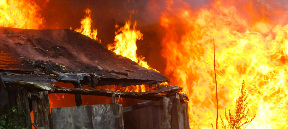У жителя поселка Карелии за одну ночь сгорело четыре кубометра дров