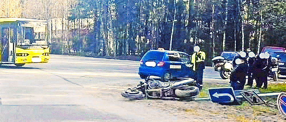 В Карелии мотоциклист влетел в автобус и сломал дорожный знак (ФОТО)