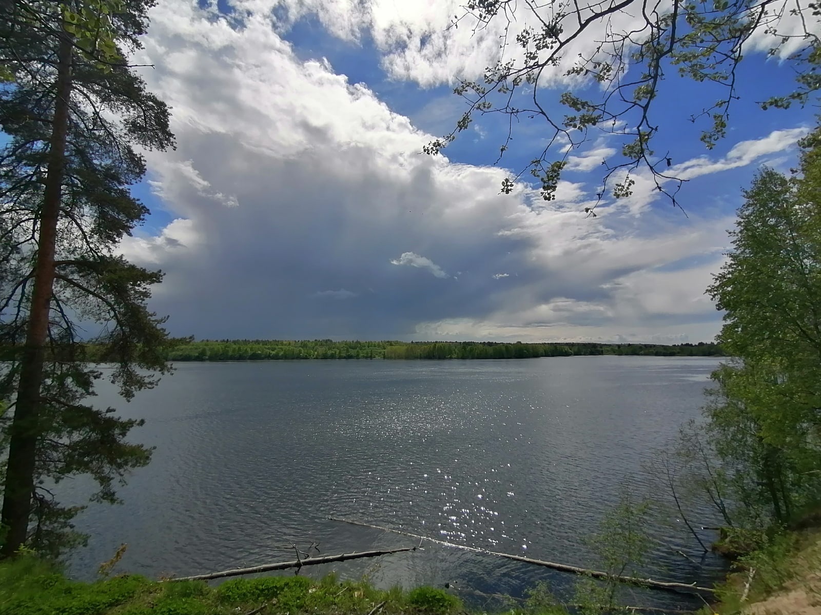 Погода в карелии в апреле 2024. Карелия перед грозой. Карелия озеро в дождливую погоду. Фото Карелии в дождливую погоду. Кромань город Википедия.