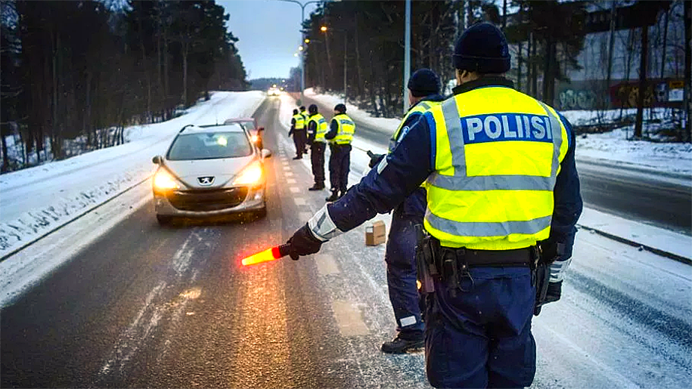 Безопасность финляндии. Финская дорожная полиция. Полиция Финляндии. Финский полицейский дорожный. Зимняя форма полиции Финляндии.