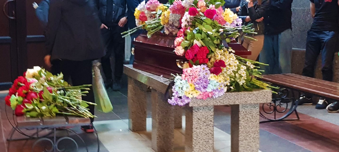 Прощание с лебедевым председателем верховного. Цветы на похороны.