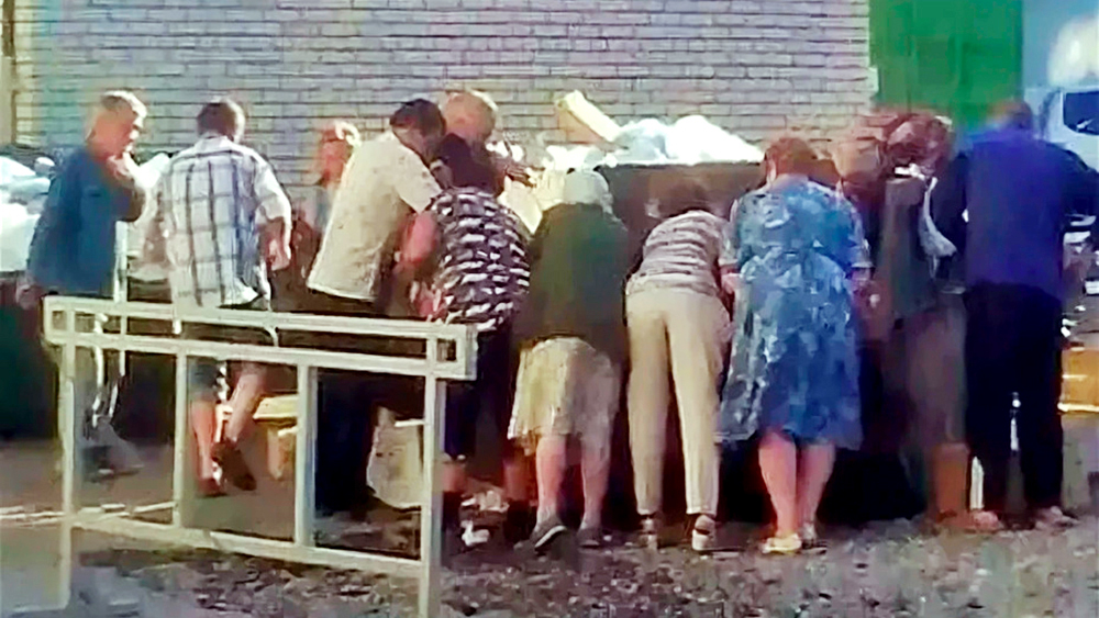 Голодная набросилась. Пенсионеры роются в мусорных Баках. Русские пенсионеры на помойках. Пенсионеры копаются в мусоре.