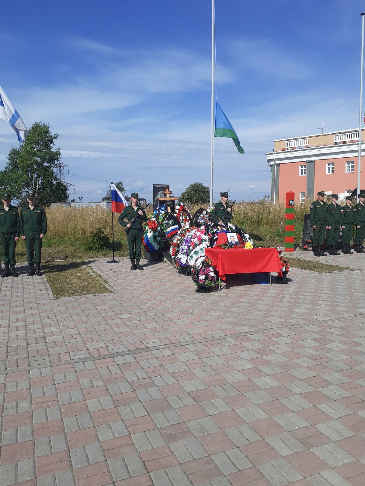 Низкий поклон молодому герою»: Кондопога проводила в последний путь  погибшего на Донбассе земляка (ВИДЕО) | СТОЛИЦА на Онего