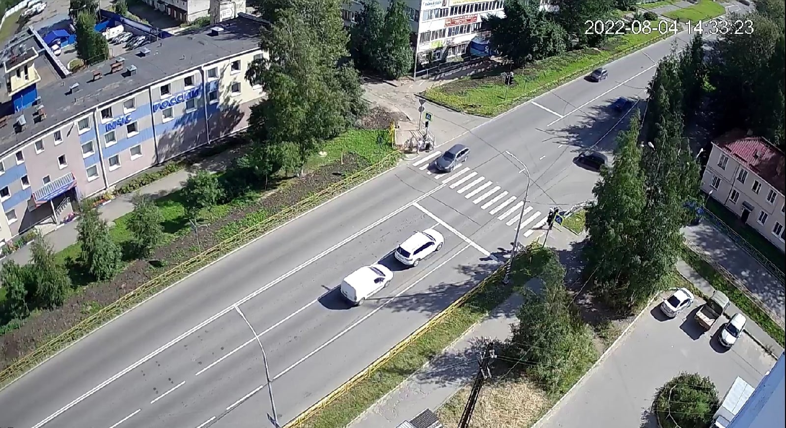 Автомобиль чуть не сбил пешеходов на «зебре» в Петрозаводске (ВИДЕО) |  СТОЛИЦА на Онего