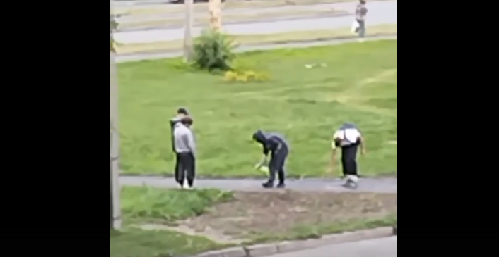 Подростки пытались устроить взрыв на пешеходной дорожке в Петрозаводске (ВИДЕО)