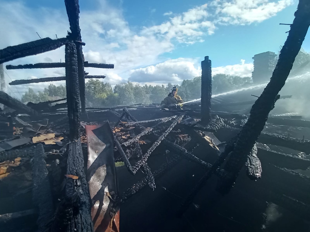  Жильцов дома в Карелии эвакуировали из-за пожара в соседнем здании (ФОТО)
