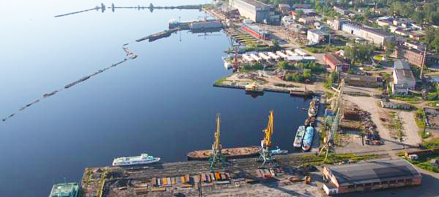 Завод в Петрозаводске выполнил предписание прокуратуры очистить от мусора берег Онежского озера