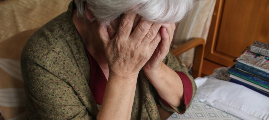В Петрозаводске аферисты обманули 90-летнюю пенсионерку, заставив ее «спасать» внучку