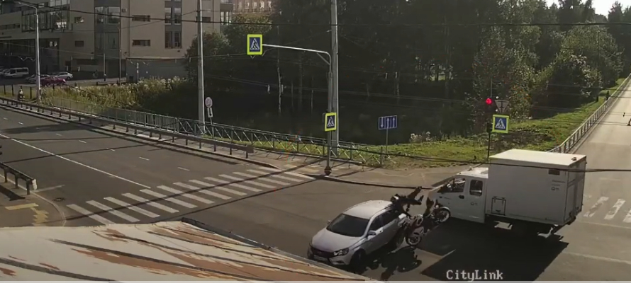 Кроссовер встал на пути мотоциклиста в Петрозаводске – и произошло ДТП (ВИДЕО)
