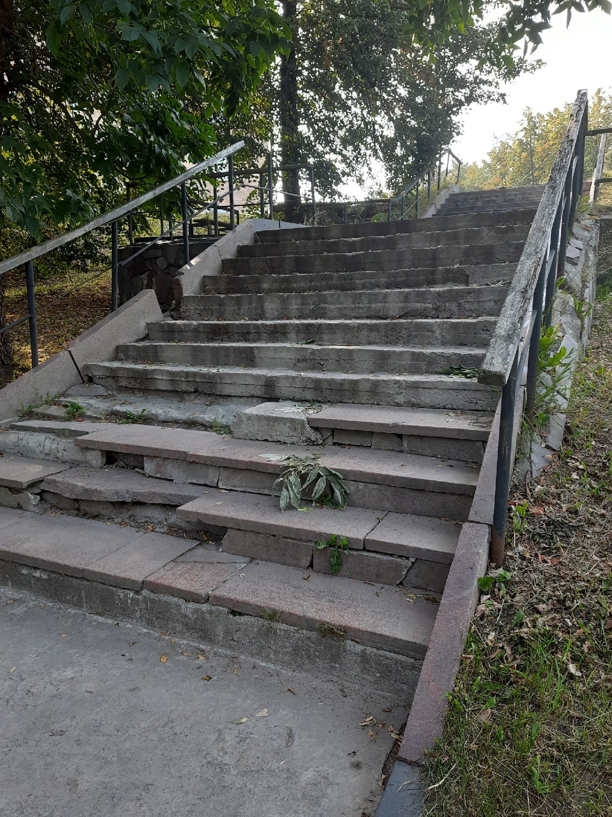 Разрушенная опасная лестница бесит жителей Петрозаводска