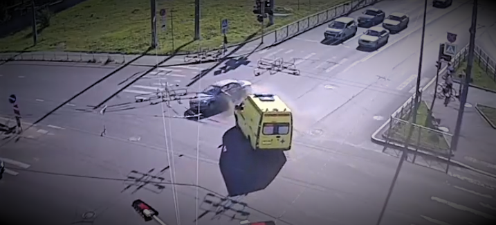 Автомобиль скорой помощи попал в аварию на перекрестке в Петрозаводске (ВИДЕО)