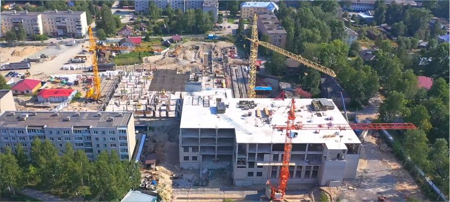 Компания «КСМ» поделилась новым видео со строительной площадки школы в Медвежьегорске 