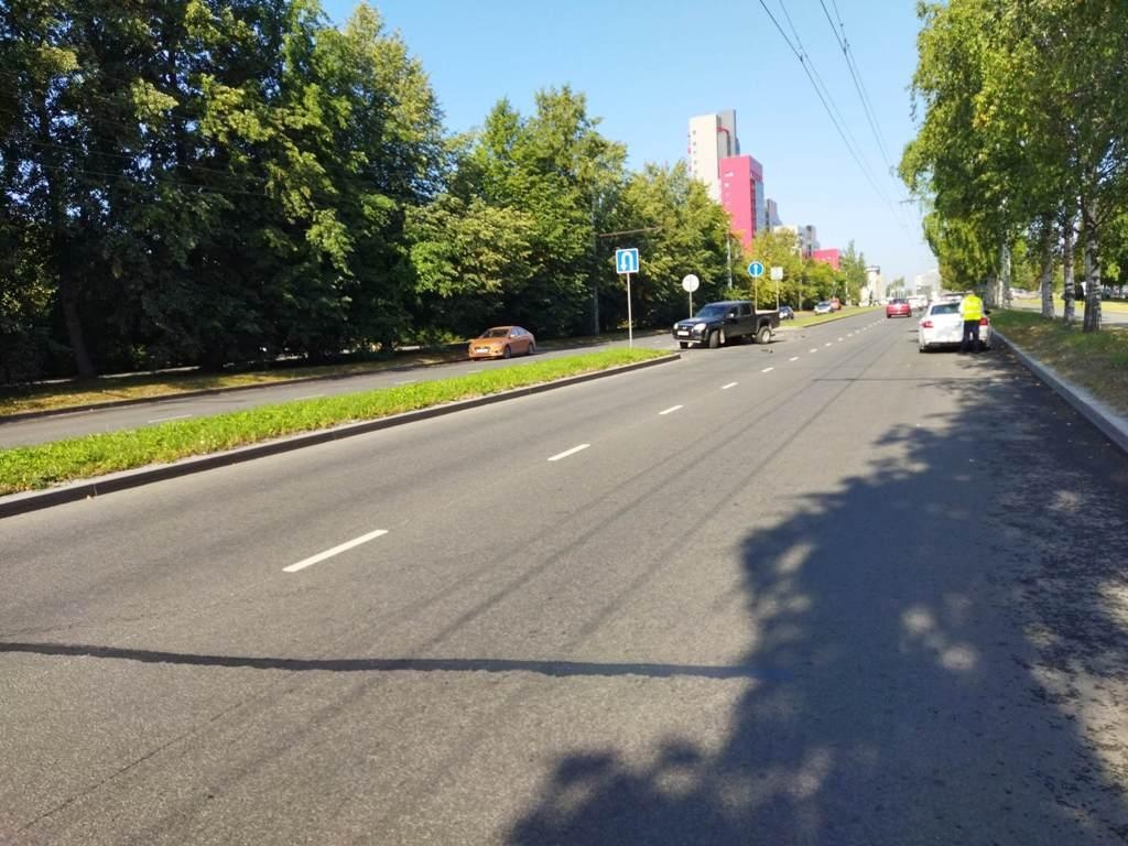 Два внедорожника не смогли разъехаться на оживленной улице Петрозаводска (ФОТО)