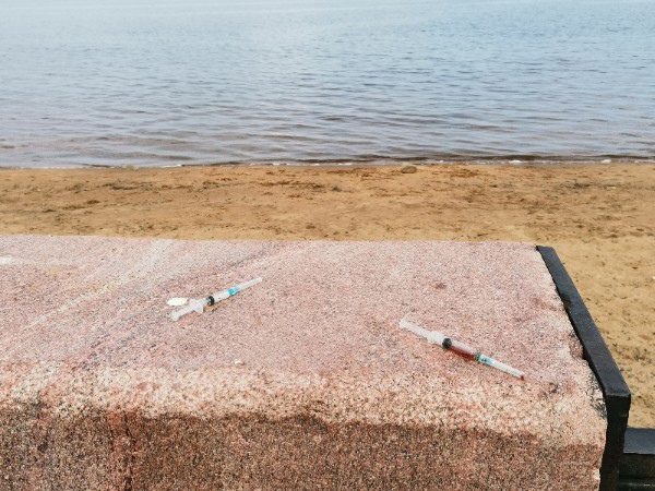 «Любимый город гибнет»: использованные шприцы нашли на набережной Петрозаводска (ФОТО)