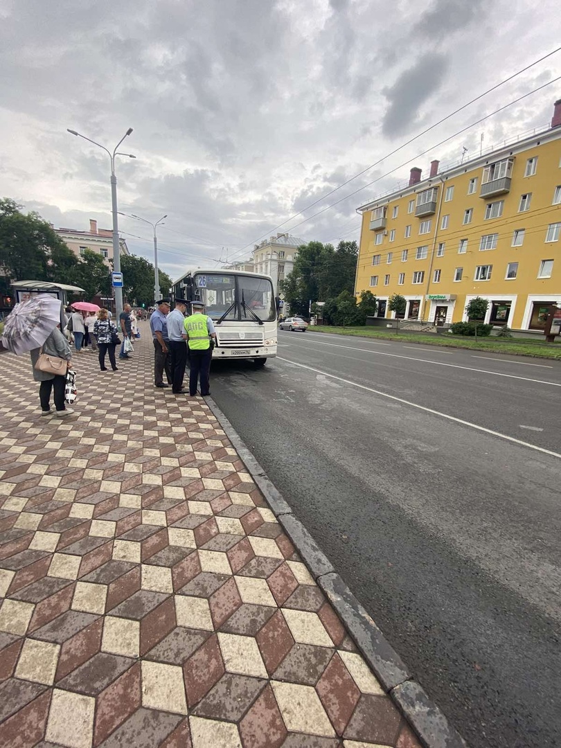 В Петрозаводске наказали разговаривающих по телефону водителей автобусов