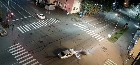 Автомобиль протаранил дорожный знак после столкновения в центре Петрозаводска (ВИДЕО)
